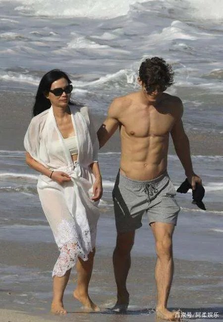 那个离婚分得百亿家产的邓文迪，如今过得怎么样了？