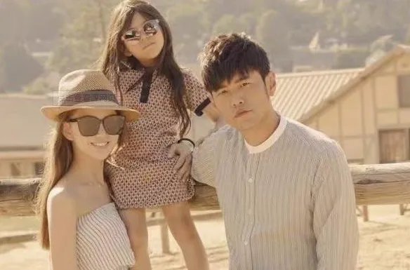 周杰伦公布昆凌怀三胎，周杰伦和昆凌的感情有多甜蜜？