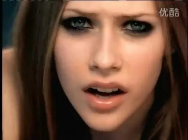 唱艾薇儿的complicated这首歌该穿什么样的衣服表演？还有要化什么样的妆？