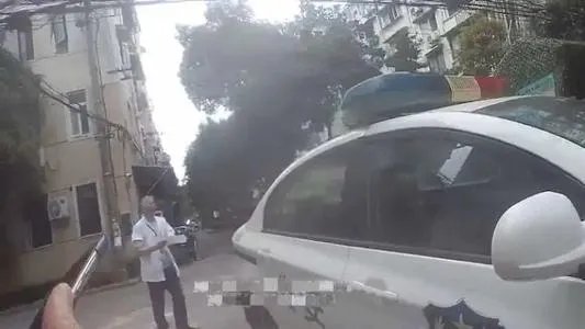 药房发错药警方闪电式找人,你觉得现在警方办事效率如何?