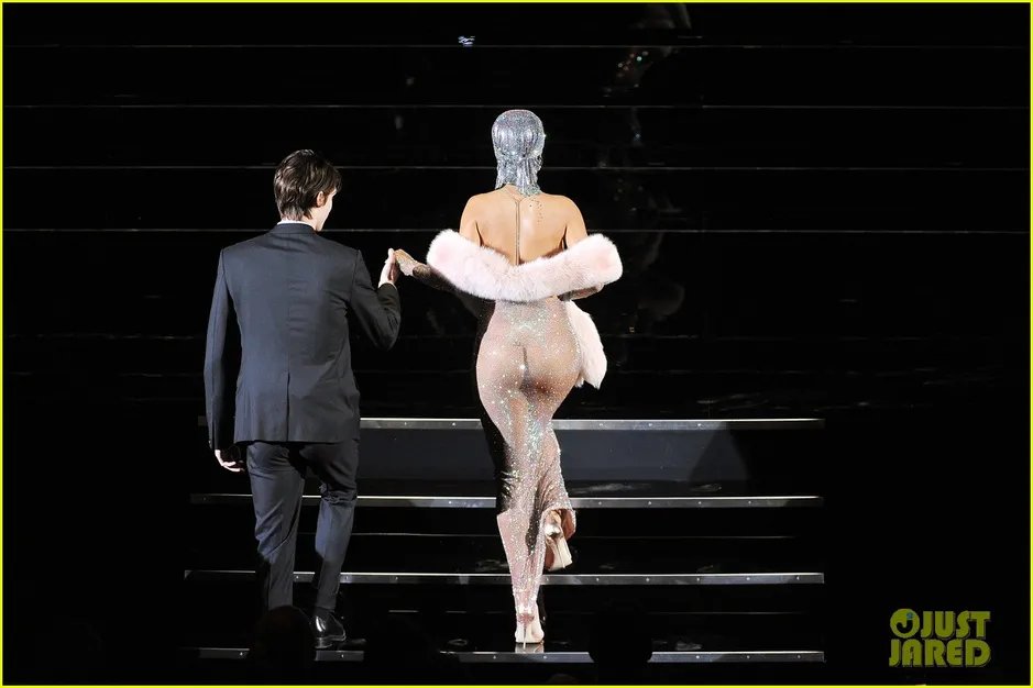 时装奖蕾哈娜水晶裙透视上阵 穿了就跟没穿一样