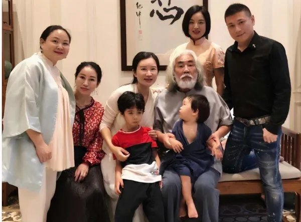 69岁张纪中娶了38岁杜星霖过得怎么样？