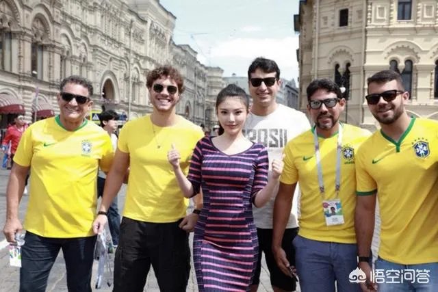 徐冬冬现场观看世界杯，丹麦球迷脱掉上衣索要拥抱，你是怎么看这件事的？