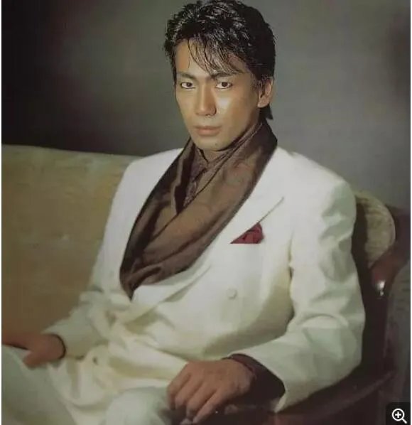 玉置浩二年轻时帅气照片 他为什么要写李香兰