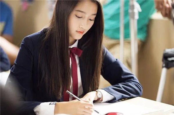 林妙可军训跟同学合影，为什么能凭学生气圈好感？