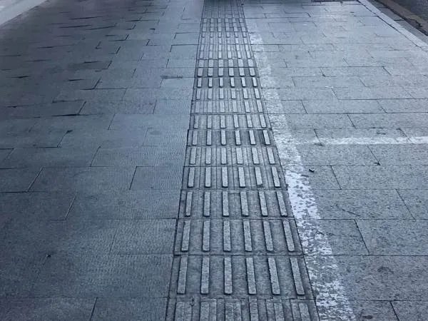 150米盲道为树让道改成十八弯，这样还有存在的意义吗