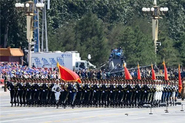 父子同上阅兵场，在家庭中父亲对儿子的影响有多大？