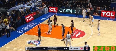 疆粤大战，亚当斯运球崴脚，为何主场球迷要骂赵睿？你怎么看？