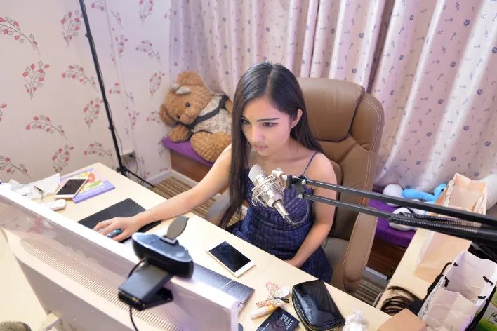 海东一熊孩子打赏主播过万元,哪来的这么多钱?