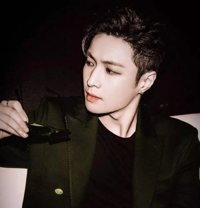 你们觉得贾斯汀比伯和张艺兴谁更火,谁更好?