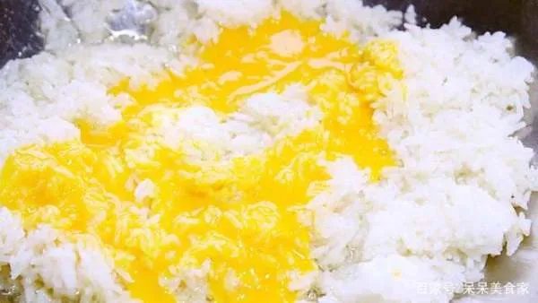 炒饭粒粒分明的秘诀是什么?