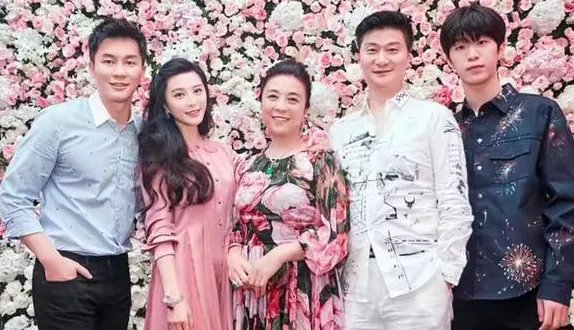 疑范冰冰李晨现身民政局领证，现场照片曝光，真相令人失望，究竟怎么回事？