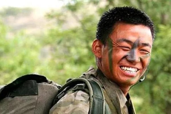 草根明星王宝强的大智若愚表现在哪些地方？