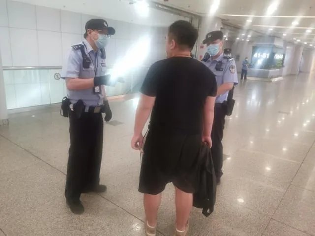 32岁男子一天被逼相亲3次，吓得离家出走。大家怎么看待？