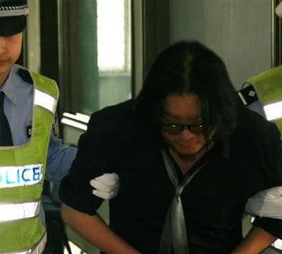 济南酒驾司机逃跑200米被抓，怼交警：我是有身份的人。这事你怎么看？