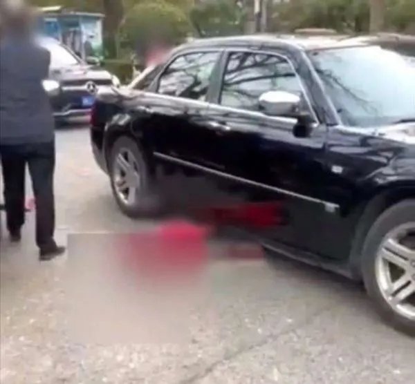 北京一小区女童被卷入车底不幸身亡，造成此事故的原因是什么？