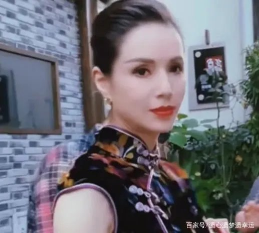 李若彤穿旗袍大秀身材，肌肉线条太吸睛，曾因抑郁症拼命健身，你怎么看？
