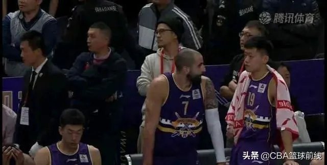 北控遭绝杀后，场边的杨毅难掩失落！他不是解说员吗？为什么不保持中立的态度呢？