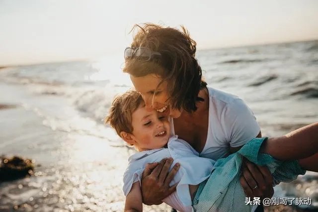 她不是世上最美的人，她却是世上最爱我的人。求歌名？