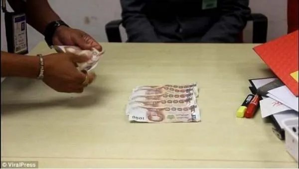 哪里的安检员传送带上偷现金？