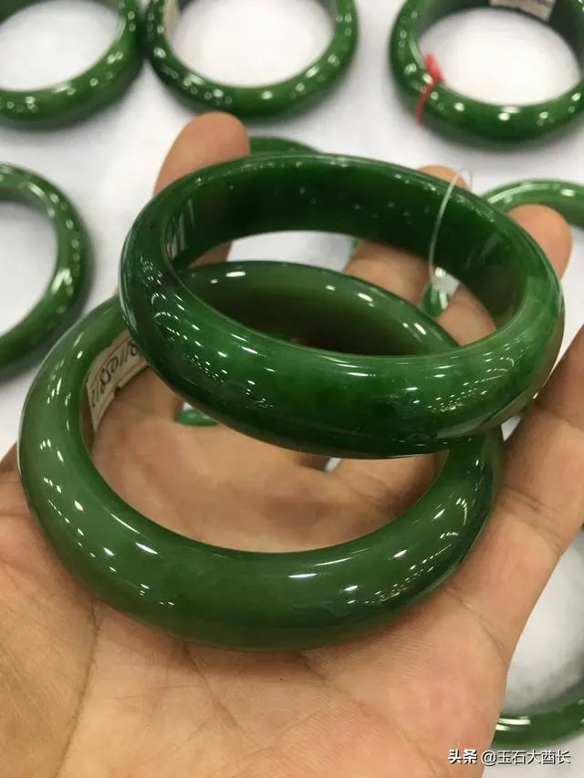 大家帮忙看看这手镯是真玉吗？