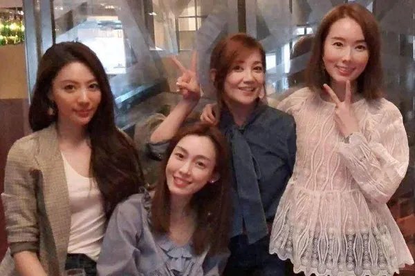 黑人和范玮琪以前很喜欢发儿子的照片，现在为何不发了？