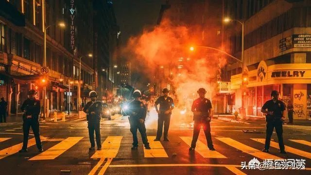 怼天怼地怼空气，特朗普躲进白宫，是否说明清算提前到来？