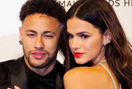 球场下，C罗，梅西，内马尔和穆勒谁的女友更好看？