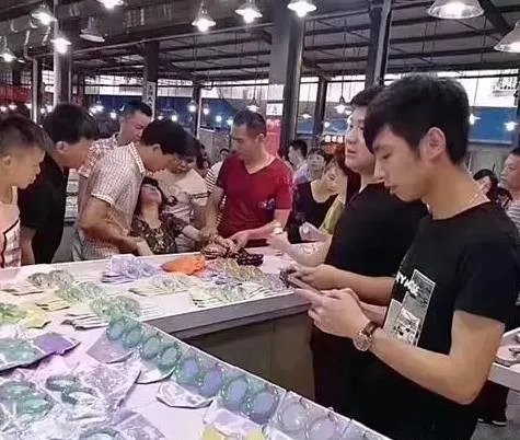 女游客云南试戴30万玉镯碎了当场吓晕是怎么回事？