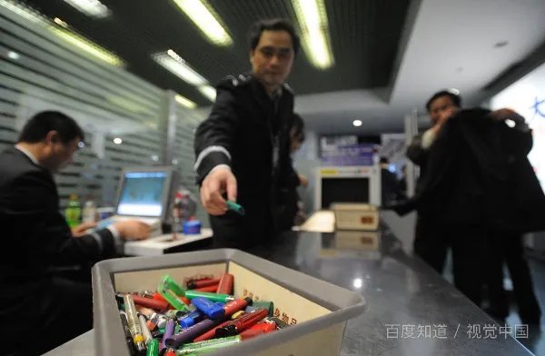 男子烟瘾过大，嘴含打火机过安检，这种人如何惩罚最解气？