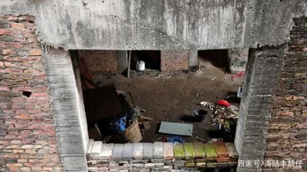 深圳124栋烂尾别墅群荒废已久,有人居住种菜,网友众说纷纭,你怎么看?