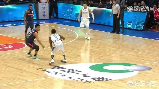 疆粤大战，亚当斯运球崴脚，为何主场球迷要骂赵睿？你怎么看？