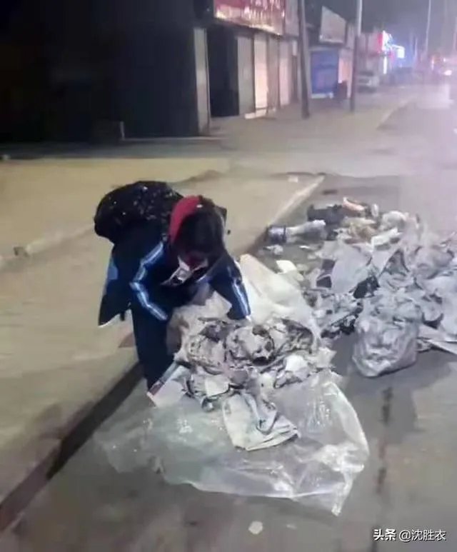 保定14岁女孩，靠捡废品撑起家和梦想，她得做法值得称赞吗？