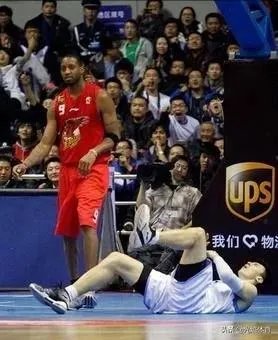 吉喆对麦迪摇手指