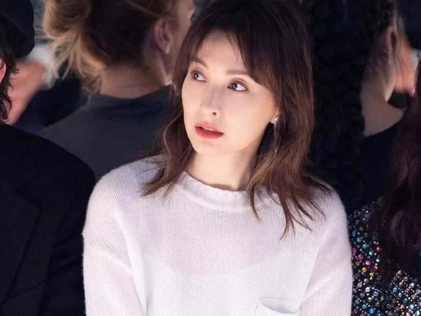 黄老师蹲地帮吴昕系鞋带，徐海乔不见踪影，和吴昕暧昧只是炒作？