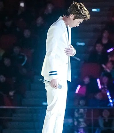 湖南卫视跨年李易峰好帅！ 明星表演失误大盘点