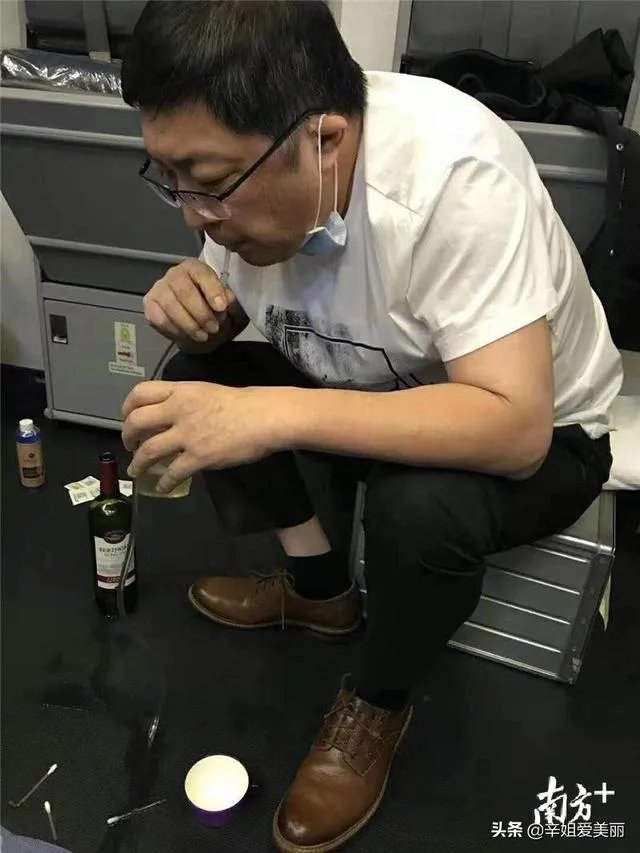 如何看待医生在飞机上吸尿救人，救死扶伤？