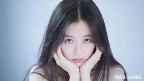 《青你》全员富豪家庭，虞书欣赵小棠家境优越，唯有她失去了家人，她是谁？