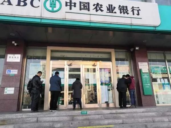 银行回应高温天拒绝市民入内排队！是哪家银行？你怎么看？