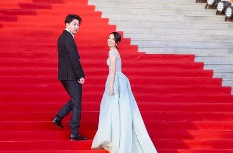 雷佳音自夸红毯走得好搭档佟丽娅如何吐槽？