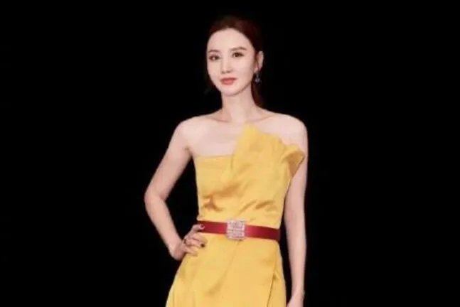 万茜发文报平安是怎么回事 万茜发文报平安回应车祸骨折