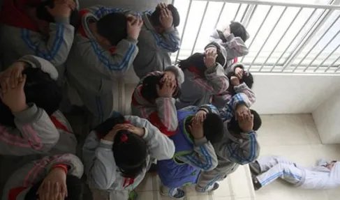 如何在发生拥挤踩踏事件时自救