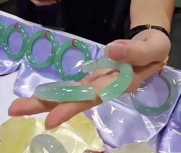 女游客云南试戴30万玉镯碎了当场吓晕是怎么回事？