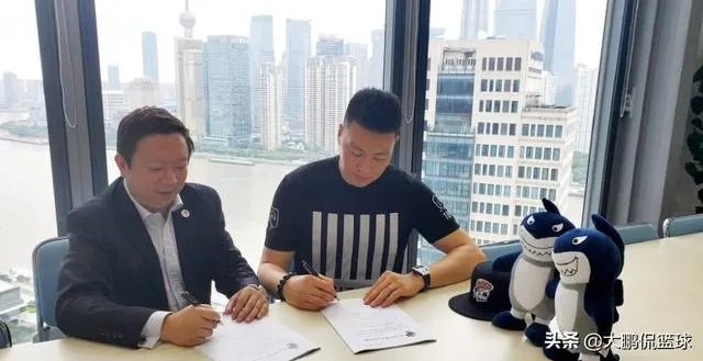 李根因伤缺战上海男篮比赛，被主教练李秋平所指责，对此你怎么看？