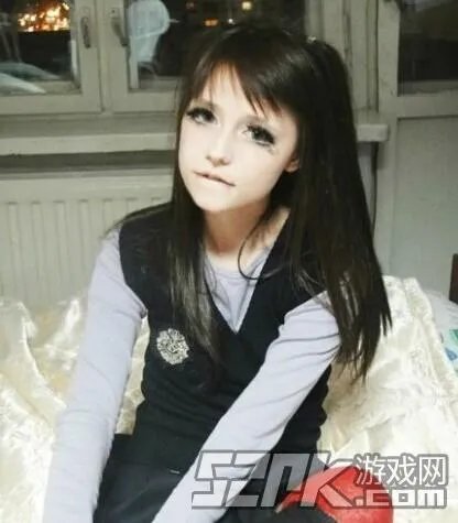 俄罗斯萌妹子扮“二次元萝莉吸血鬼”爆红