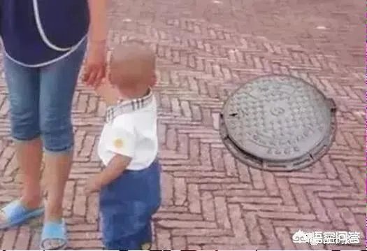 郑州孩子掉入窨井，奶奶施救不幸身亡，遇到这样的事情我们应该怎么办？