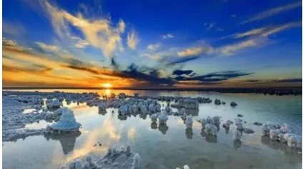 察尔汉盐湖：中国矿化度最高的湖泊，矿化度大于35克/升