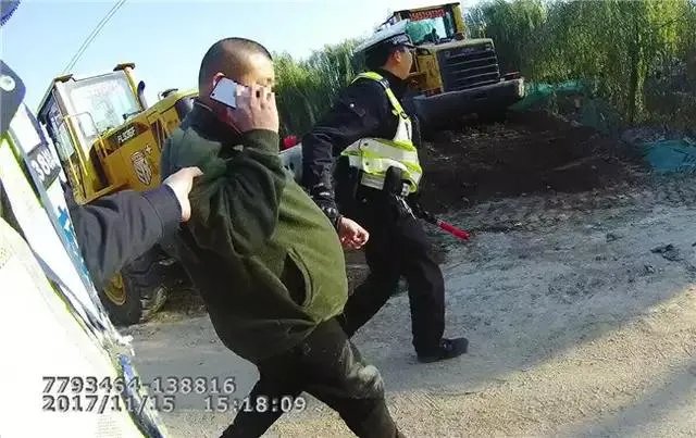 济南酒驾司机逃跑200米被抓，怼交警：我是有身份的人。这事你怎么看？