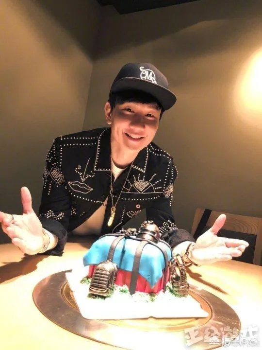 林俊杰庆生许愿“每天吃鸡”，喜欢玩手游的明星，你会觉得更有亲和力吗？