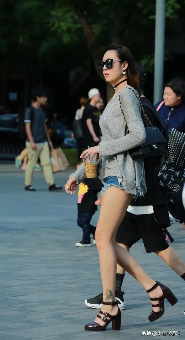 为什么一些现代的女生喜欢露腿？